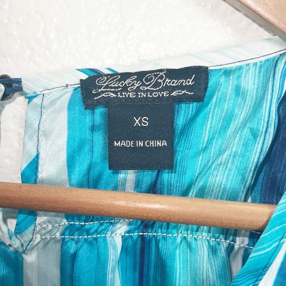 Lucky Brand Blue Striped Cap Sleeve Women’s Blouse With Button Closure & Keyhole - Picture 3 of 9